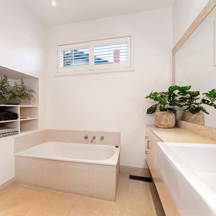 RENOVATED ELEGANCE - Photo 1