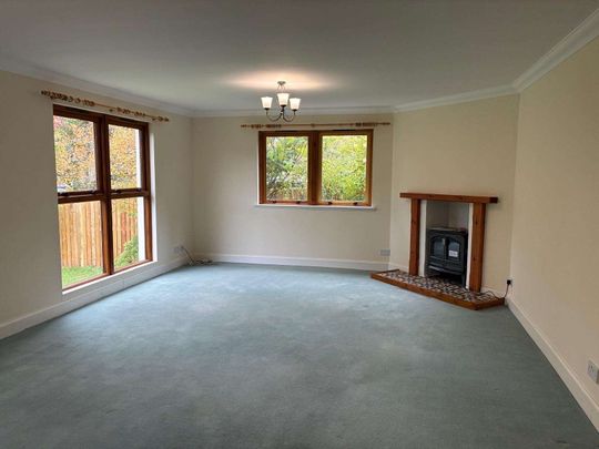 Detached 5 Bedroom Home in much sought after location. - Photo 1