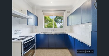 Bright and airy top floor apartment | Refreshed interiors | Super convenient location - Photo 3