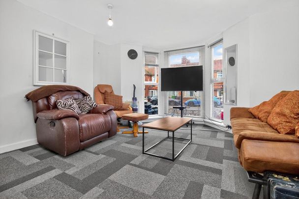 2 bedroom ground floor flat to rent - Photo 1