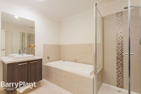 Beautiful Townhouse - Photo 4