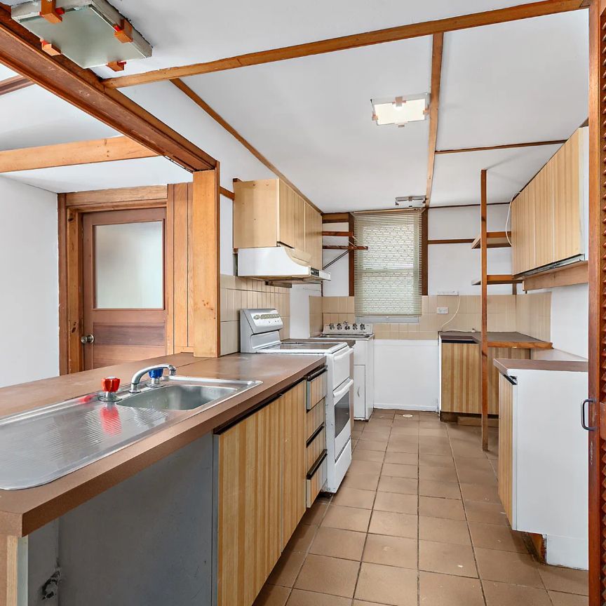 Character Cottage in a great location! - Photo 1