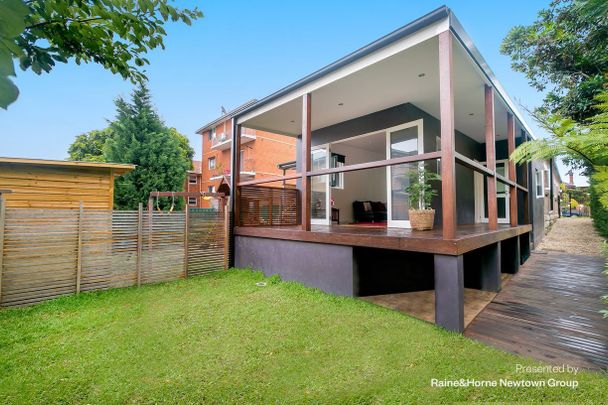 Modern spacious family home in great location - Photo 1