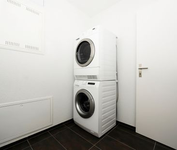 Beautiful living in a modern property - Photo 5