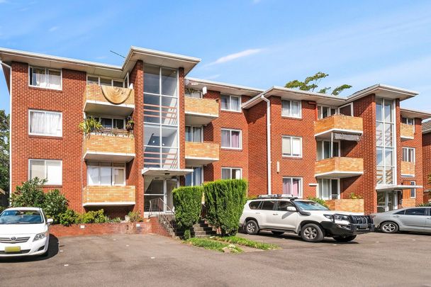 Beautifully Updated Apartment in a Quiet Boutique Block - Photo 1