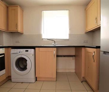 Barnard House, Nightingale Crescent, Romford, RM3 - Photo 2