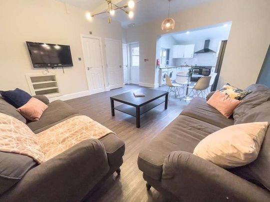 Esher Road, L6 - Photo 1