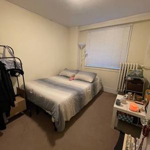 $300 / 2br - TAYLOR SWIFT ROOM AVAILABLE/Downtown - Photo 3