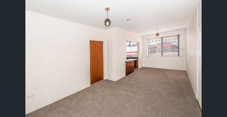 CENTRAL ONE BEDROOM APARTMENT - Photo 3