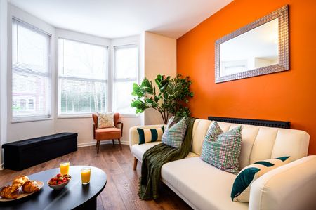 4 Bed Detached House, St. Johns Road, M16 - Photo 2