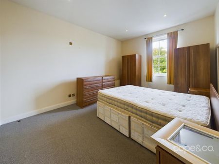 3 bedroom flat to rent - Photo 5