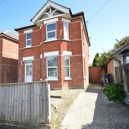 1 bedroom in a flat share to rent - Photo 3