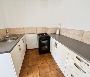 Hatton Road, Feltham, TW14 9QT - Photo 2