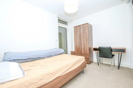 3 bedroom flat in London - Photo 2