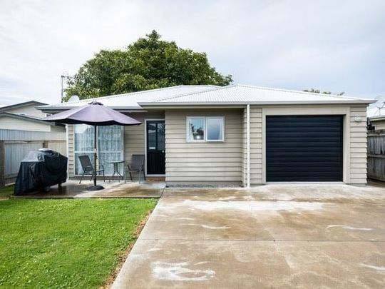 Spacious 3-Bedroom Family Home in Prime Location - Photo 1