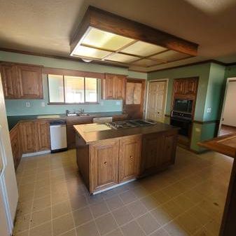 Large Upper Home 3 bed / 2.5 bath in Cloverdale! - Photo 1