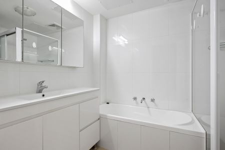 OPEN PLAN OVERSIZED LIVING - WALKING DISTANCE TO CHATSWOOD WESTFIELD - Photo 3