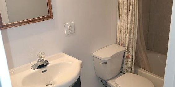 Immeuble - 107-109-111 Queen 3 1/2 Meublé Et Tout Inclus à Louer - Photo 3