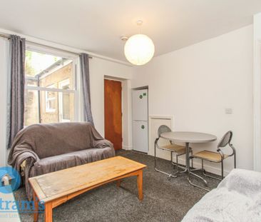 5 bed Apartment for Rent - Photo 3