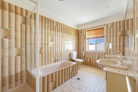 21 Conifer Crescent, Broadbeach Waters QLD 4218 - House For Rent | Domain - Photo 2