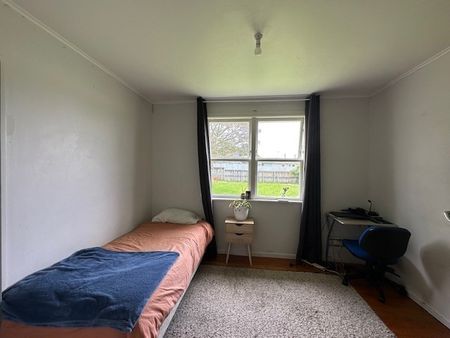 Spacious 3-Bedroom House with Expansive Backyard in Papakura - Photo 4