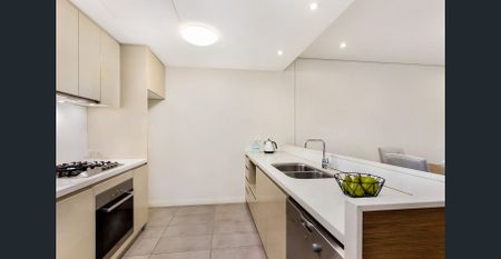 Immaculate Designer Courtyard Apartment - Oversized Luxury Living! - Photo 3