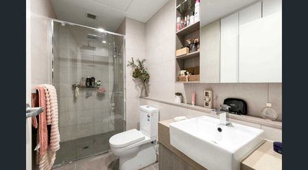 Modern One-Bedroom Apartment with Private Backyard - Photo 4
