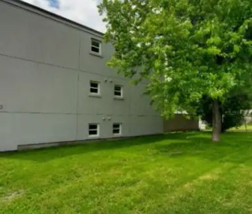 3rd FLOOR 2 Bdrm! TONS OF NATURAL LIGHT!!! Avail. NOV 1st or sooner... - Photo 1