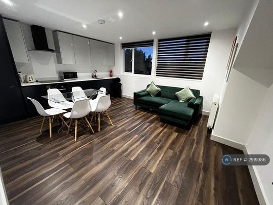 3 bedroom flat to rent - Photo 1