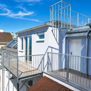 Moderne Dachgeschosswohnung mit 3 Schlafzimmern, 2 Balkonen & Terrasse - ideal für 3er-WG - Foto 2