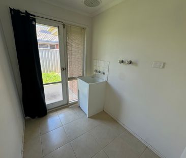 4 BEDROOM HOUSE IN KIALLA LAKES - Photo 4