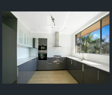 Spacious Family Home with Escarpment Views - Photo 2