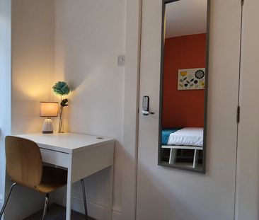 A lovely 6 bed shared house, close to town centre and train station - Photo 3