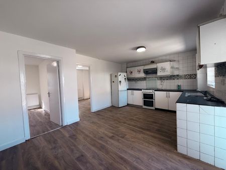 Two bedroom Ground Floor flat with garden and parking- £1800 - Photo 5