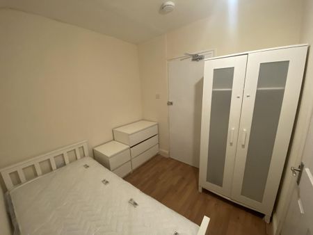 1 bedroom in a house share to rent - Photo 4