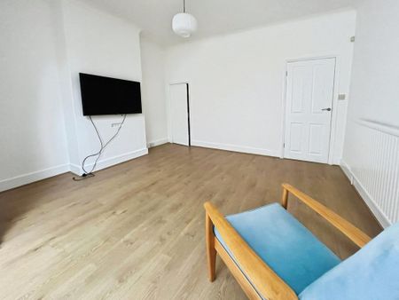 4 bedroom semi-detached house to rent - Photo 3