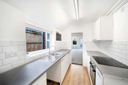 2 bedroom end of terrace house to rent - Photo 4