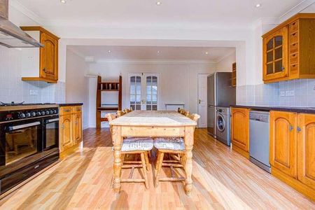 Bloxham Crescent, Hampton, TW12 - Photo 4