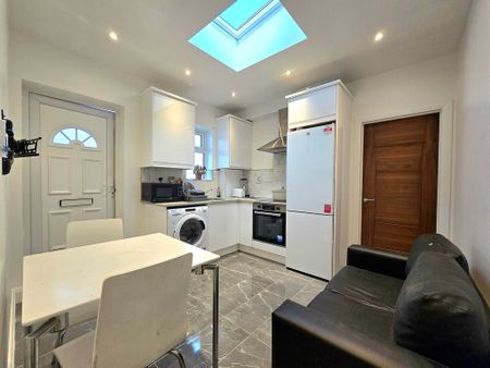 2 Bedroom Apartment, Kingston Road, London - Photo 5