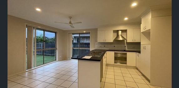 3 BEDROOM AIR CONDITION COSY HOME WITH NEW CARPET - Photo 2