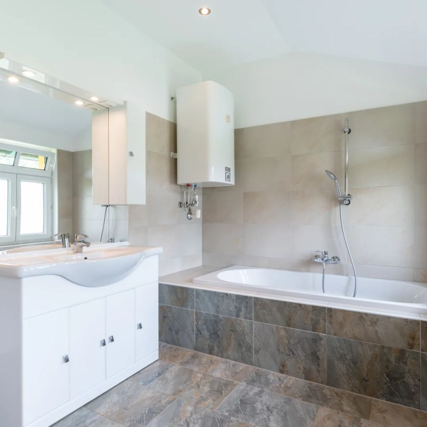 HELLE UND GROSSZÜGIGE 4 ZIMMERWOHNUNG IN IDYLLISCHER LAGE MIT GARTEN UND GARAGENPLATZ- PROVISIONSFREI - Foto 1