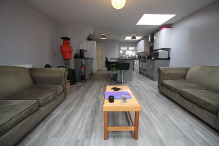 6 Bed Terraced House, Lodge Road, SO14 - Photo 4