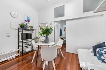 Fully furnished 2 bedroom apartment on Lonsdale Street! - Photo 2