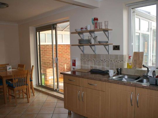 Large modern & spacious house - Havant Room 1 - Photo 1