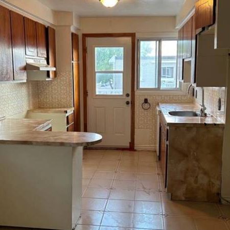 Spacious 3 bedroom appartment, upper duplex. - Photo 1