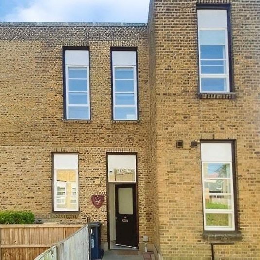 3 bedroom end of terrace house to rent - Photo 1