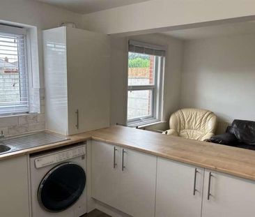 Bedroom Semi Detached House In Winton, BH9 - Photo 2