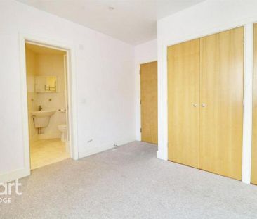 3 bedroom flat to rent - Photo 5