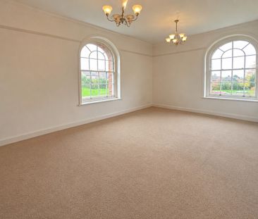 3 bedroom Spacious Ground Floor Apartment to rent - Photo 2