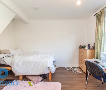 References Pending - 6 bed Semi-Detached House - Photo 3